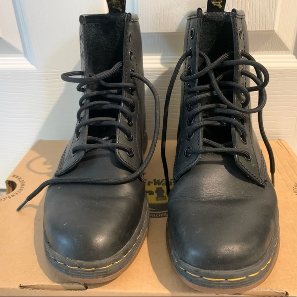 DR. MARTENS UK SIZING WOMEN COMBAT BOOT - Picture 3 of 9